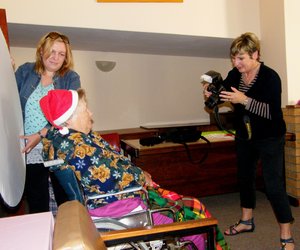 Bejaardes glimlag vir kameras